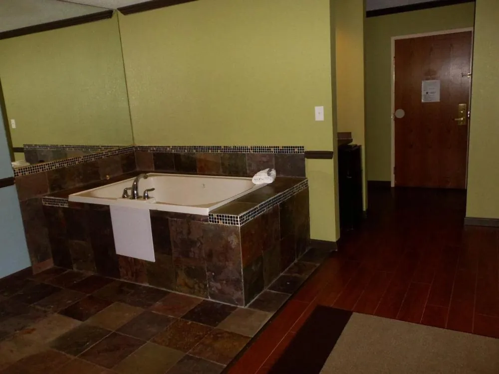 Araamda Inn, room with private jacuzzi, photo 5