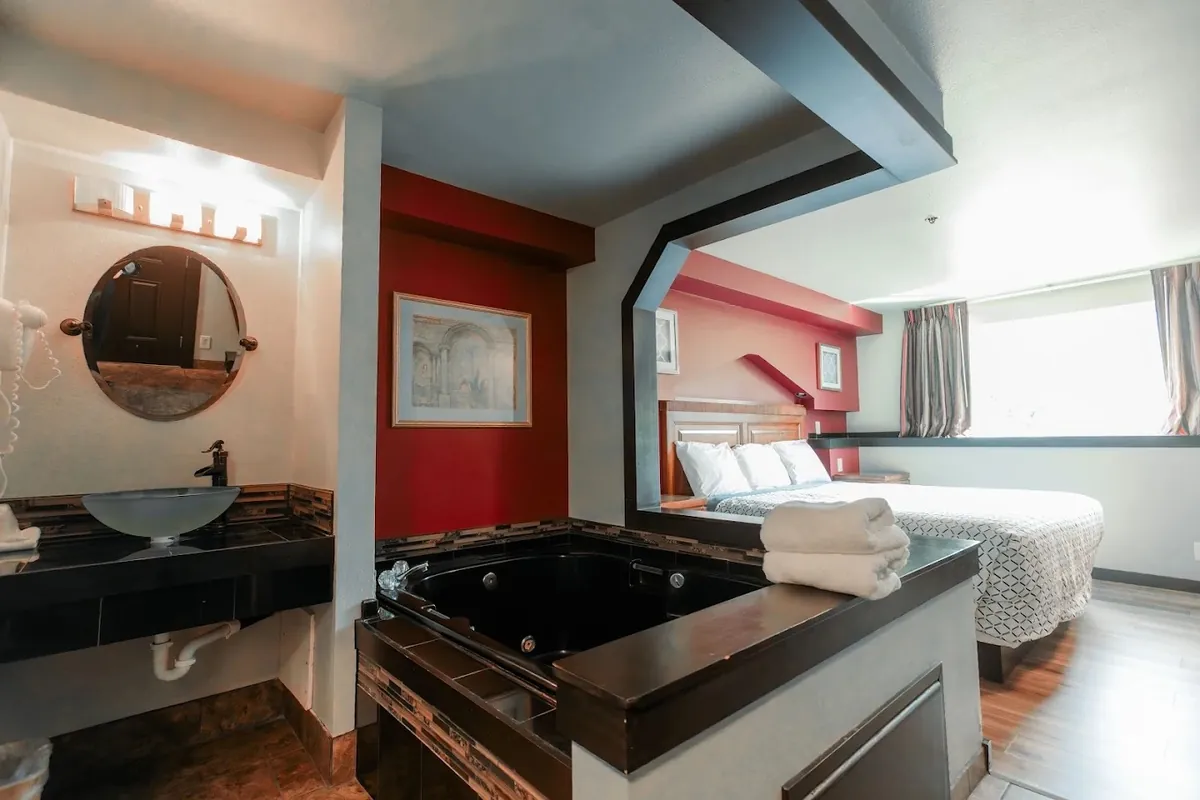 Bay City Inn, room with private jacuzzi, photo 1