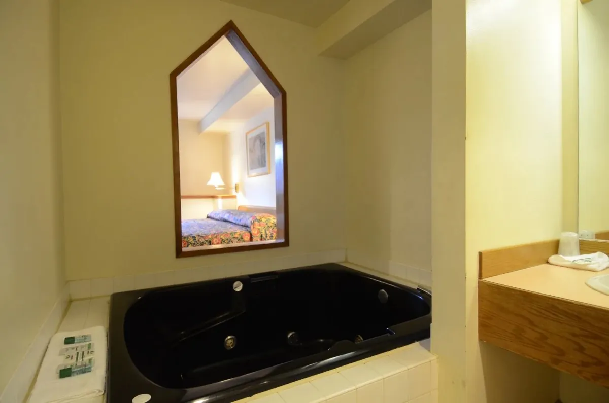 Bay City Inn, room with private jacuzzi, photo 2