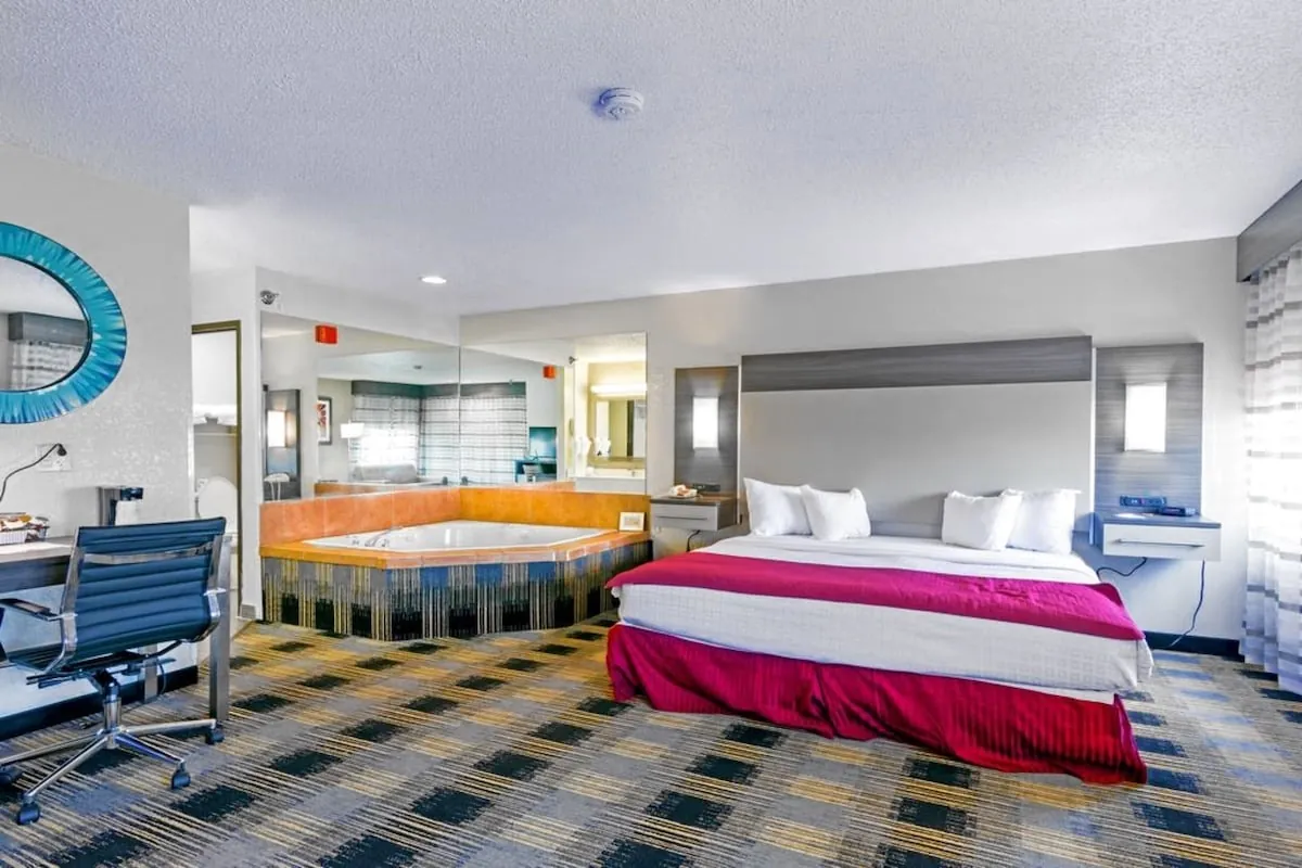 Baymont by Wyndham Jackson, room with private jacuzzi, photo 1