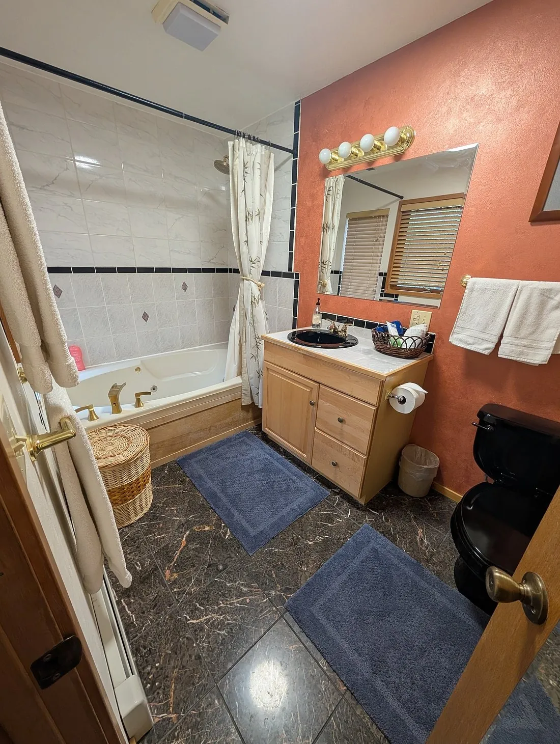 Blue Mountain Bed & Breakfast, room with private jacuzzi, photo 1