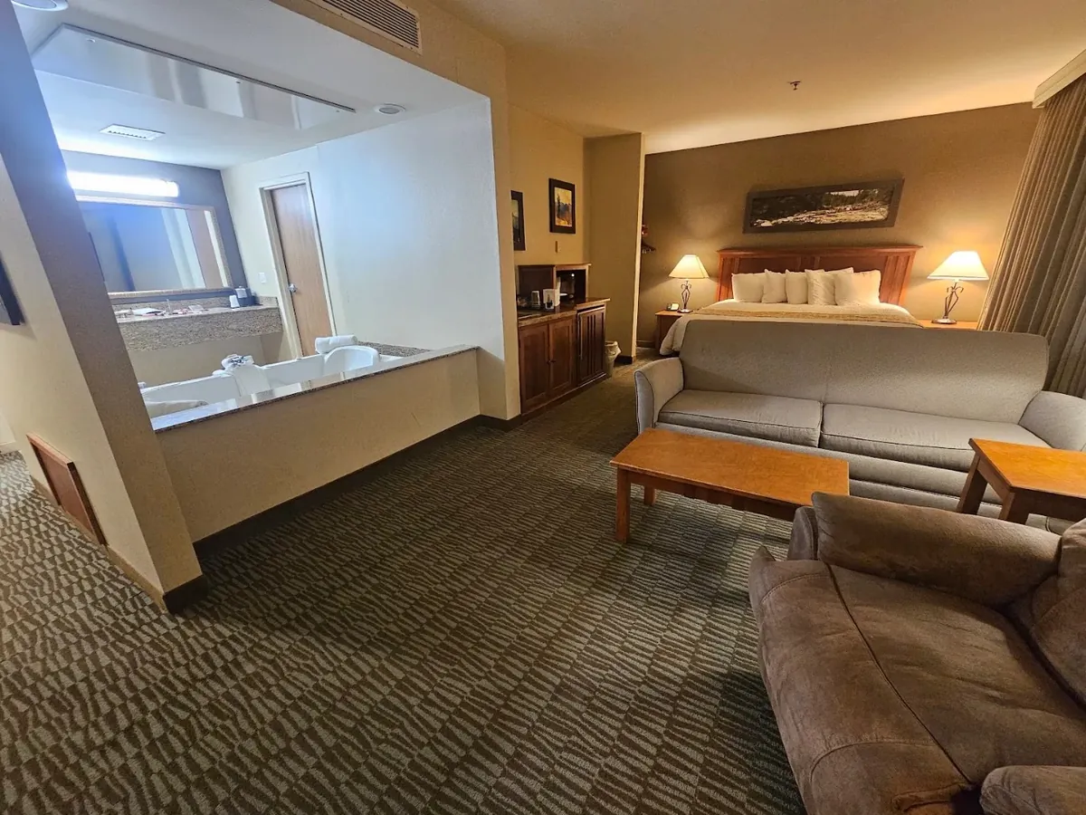 C'mon Inn Hotel & Suites, room with private jacuzzi, photo 1