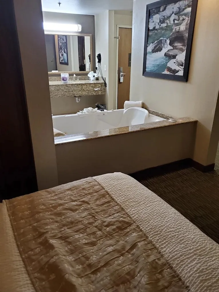 C'mon Inn Hotel & Suites, room with private jacuzzi, photo 2