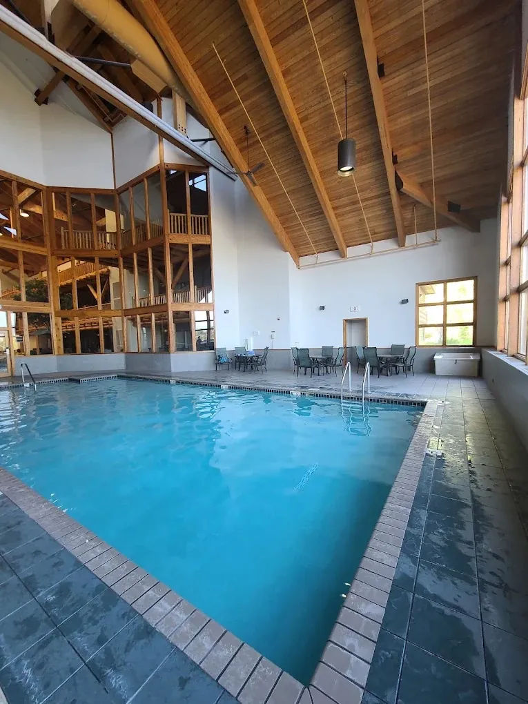C'mon Inn Hotel & Suites, room with private jacuzzi, photo 5