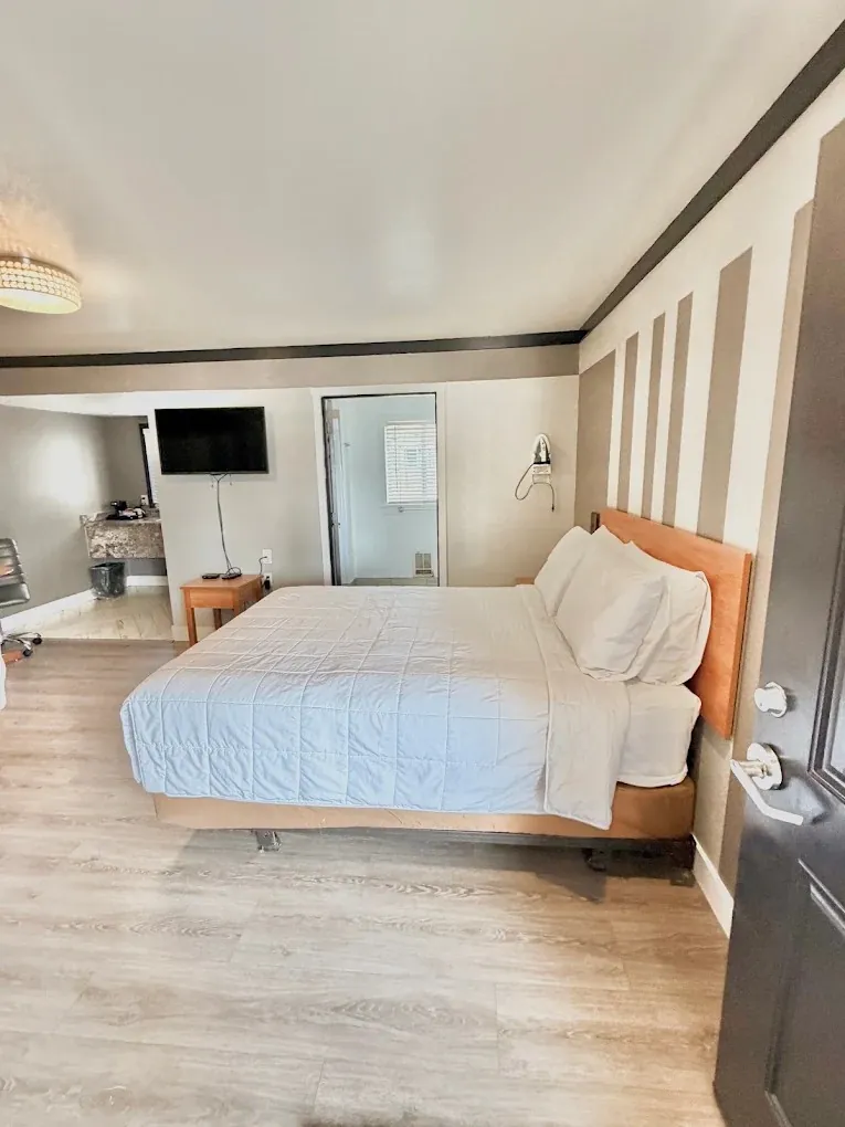 Cascade Lodge Boutique, room with private jacuzzi, photo 3