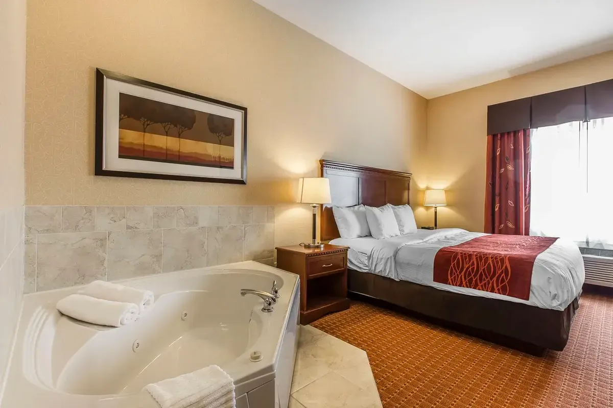 Comfort Hotel Airport, room with private jacuzzi, photo 1