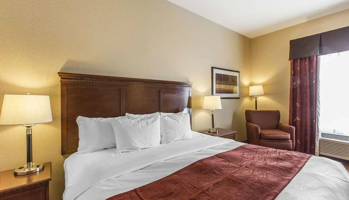 Comfort Hotel Airport, room with private jacuzzi, photo 2