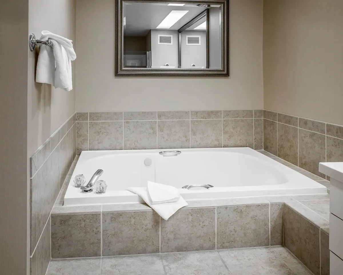 Comfort Inn Bellingham, room with private jacuzzi, photo 1