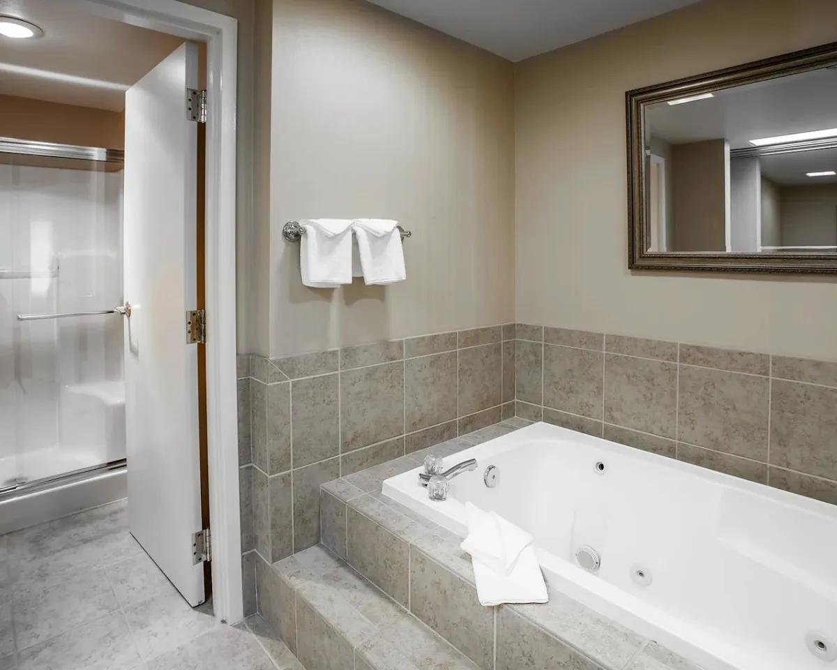 Comfort Inn Bellingham, room with private jacuzzi, photo 2
