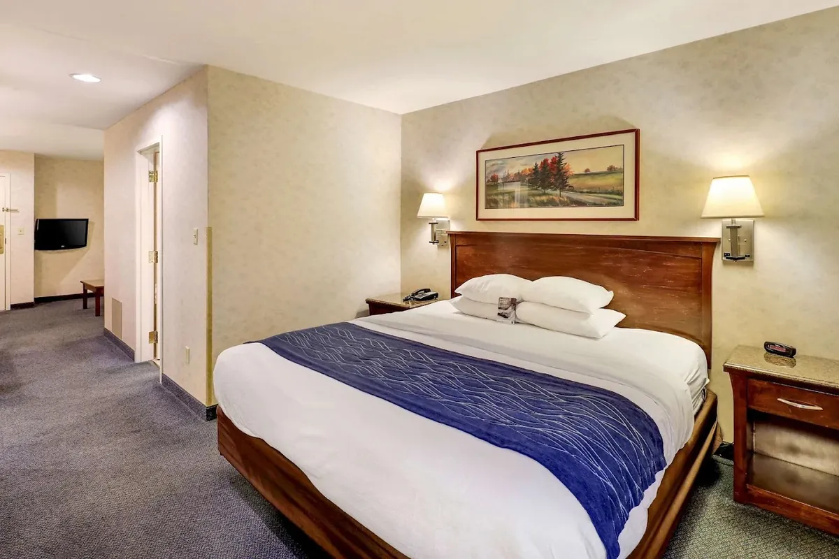 Comfort Inn Bellingham, room with private jacuzzi, photo 3