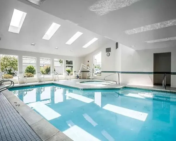 Comfort Inn Bellingham, room with private jacuzzi, photo 4
