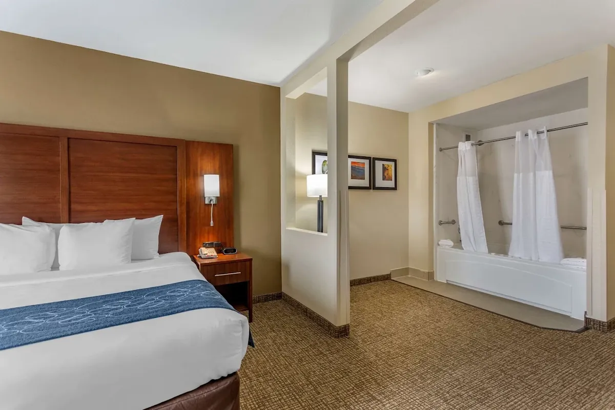 Comfort Suites Goodlettsville Rivergate, room with private jacuzzi, photo 2