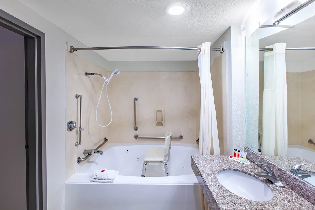 Days Inn and Suites Webster NASA-Clear Lake-Houston, room with private jacuzzi, photo 1