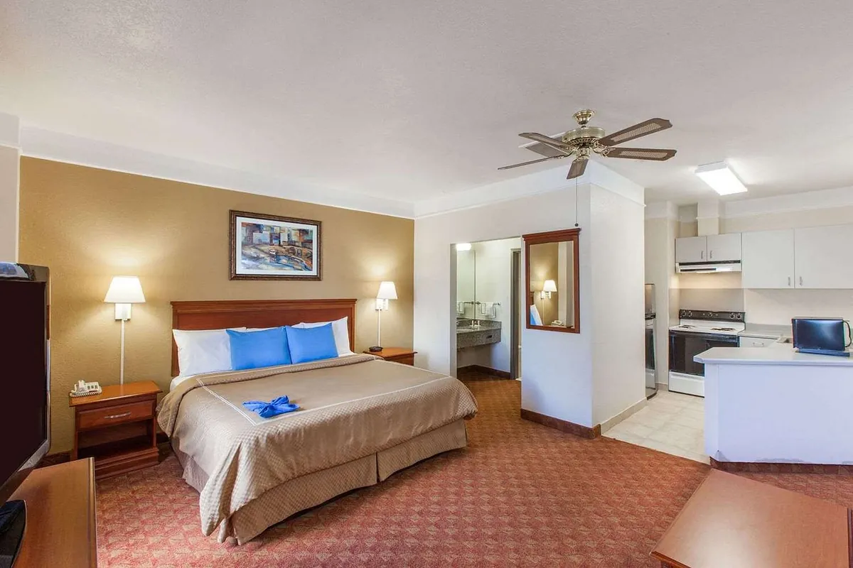 Days Inn and Suites Webster NASA-Clear Lake-Houston, room with private jacuzzi, photo 2