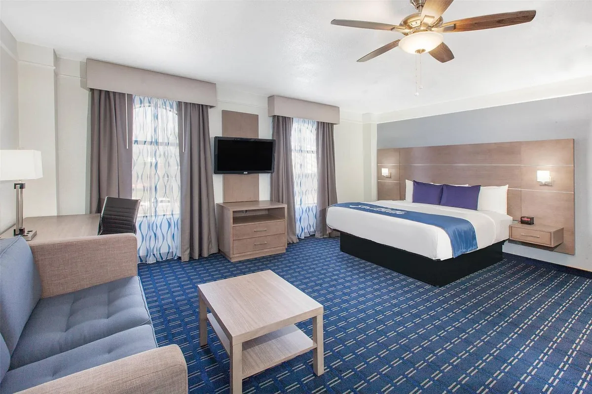 Days Inn and Suites Webster NASA-Clear Lake-Houston, room with private jacuzzi, photo 3