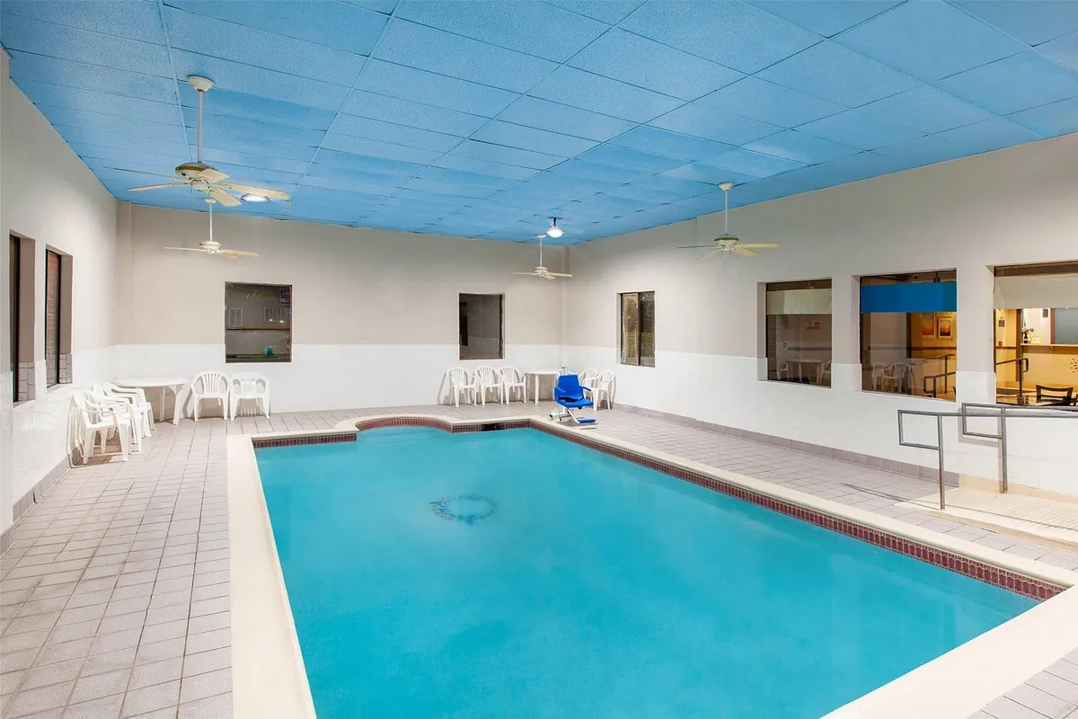 Days Inn and Suites Webster NASA-Clear Lake-Houston, room with private jacuzzi, photo 4