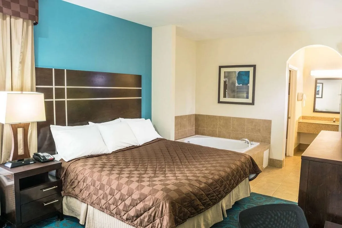 Days Inn Humble, room with private jacuzzi, photo 1