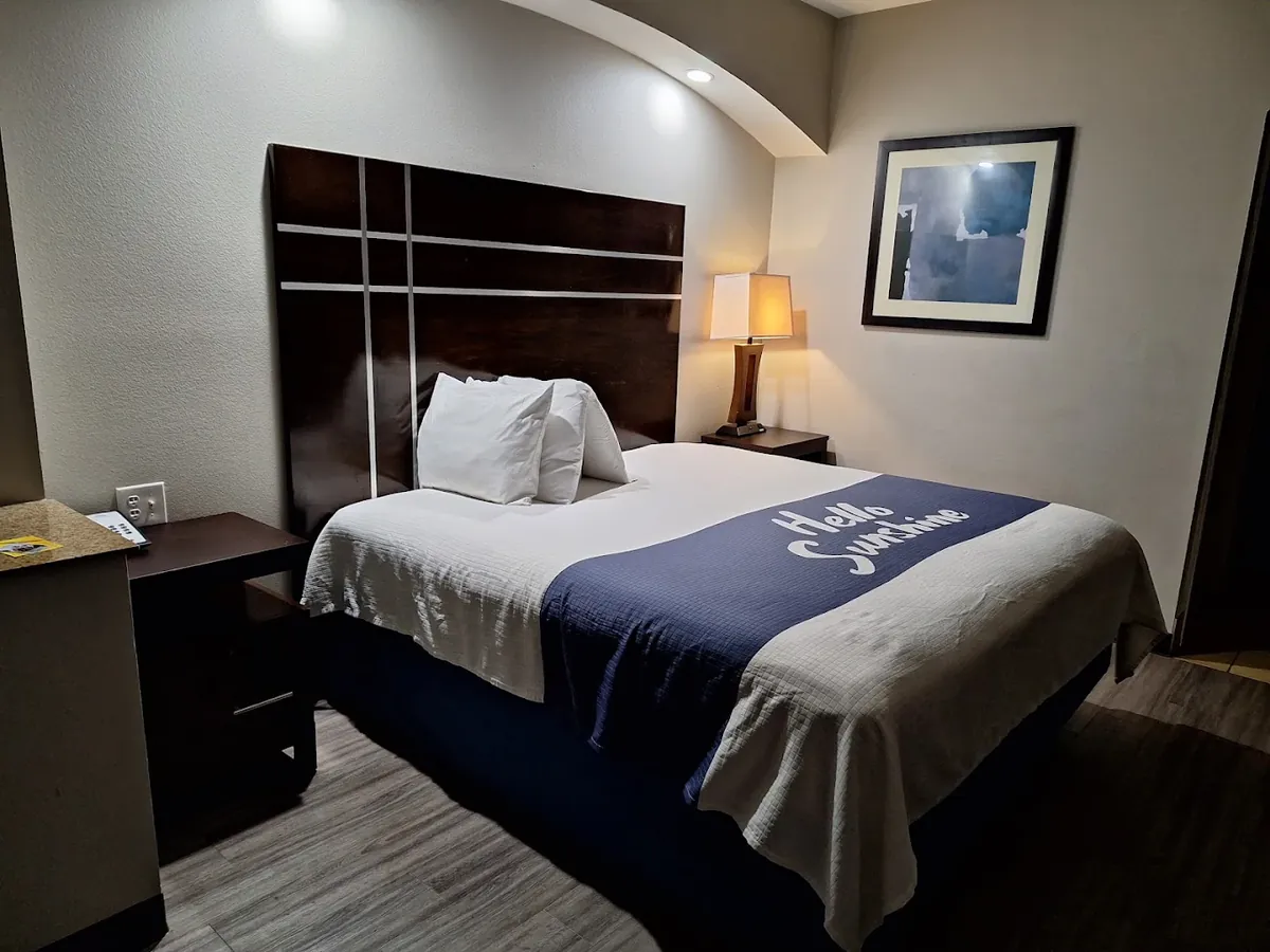 Days Inn Humble, room with private jacuzzi, photo 2