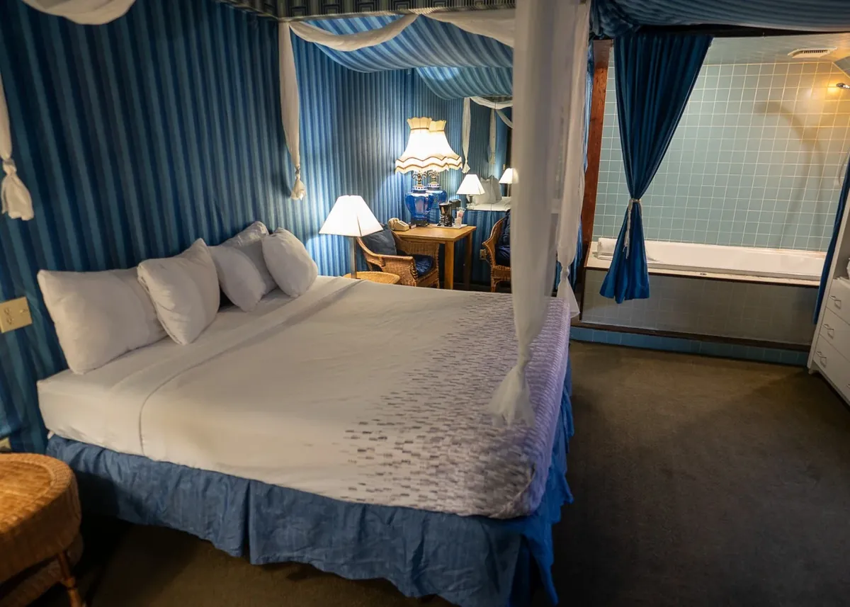 Don Q Inn, room with private jacuzzi, photo 2