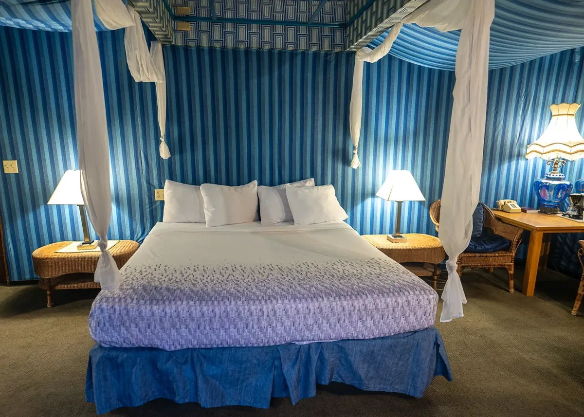 Don Q Inn, room with private jacuzzi, photo 3