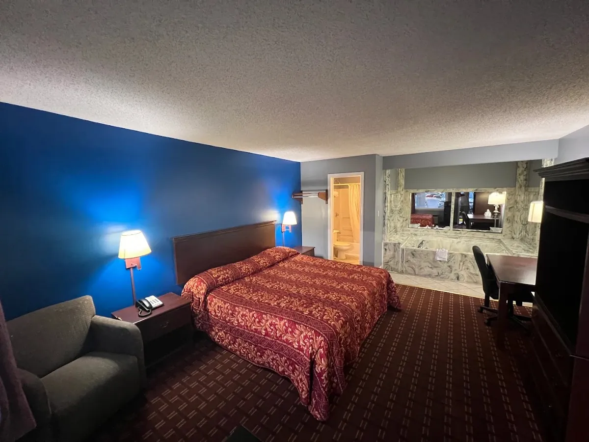 Executive Inn and Suites Jackson, room with private jacuzzi, photo 1