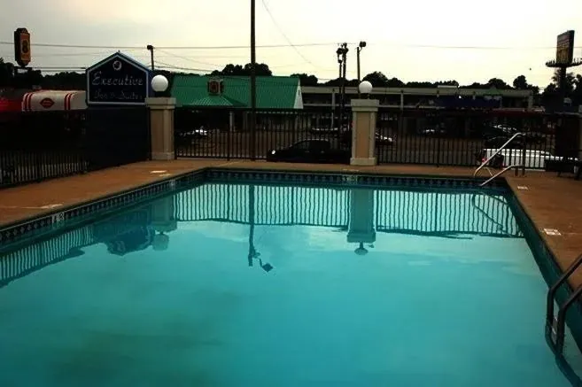 Executive Inn and Suites Jackson, room with private jacuzzi, photo 3