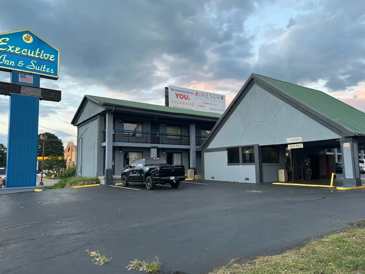 Executive Inn and Suites Jackson, room with private jacuzzi, photo 4