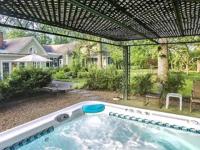 Foxfield Inn, room with private jacuzzi, photo 4