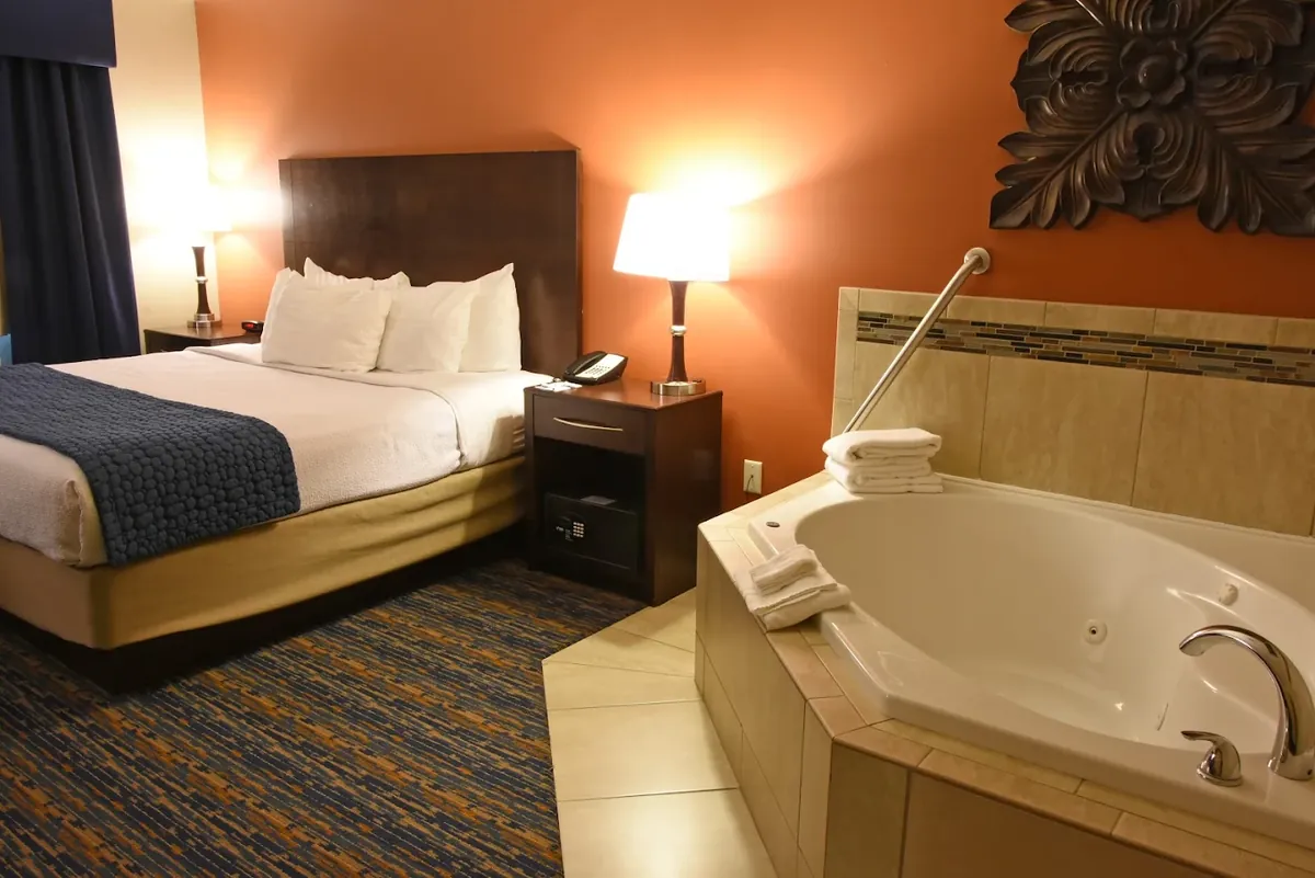GrandStay Hotel & Suites Mount Horeb-Madison, room with private jacuzzi, photo 1