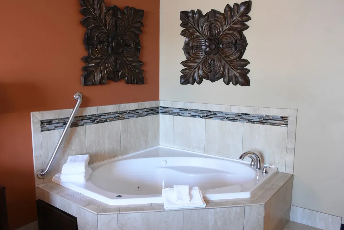 GrandStay Hotel & Suites Mount Horeb-Madison, room with private jacuzzi, photo 2