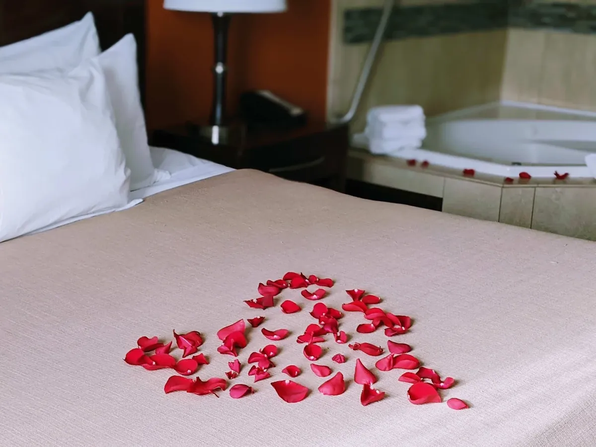 GrandStay Hotel & Suites Mount Horeb-Madison, room with private jacuzzi, photo 3