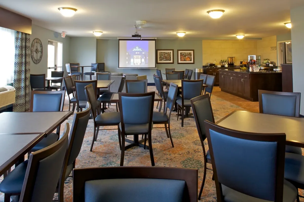 GrandStay Hotel & Suites Mount Horeb-Madison, room with private jacuzzi, photo 4