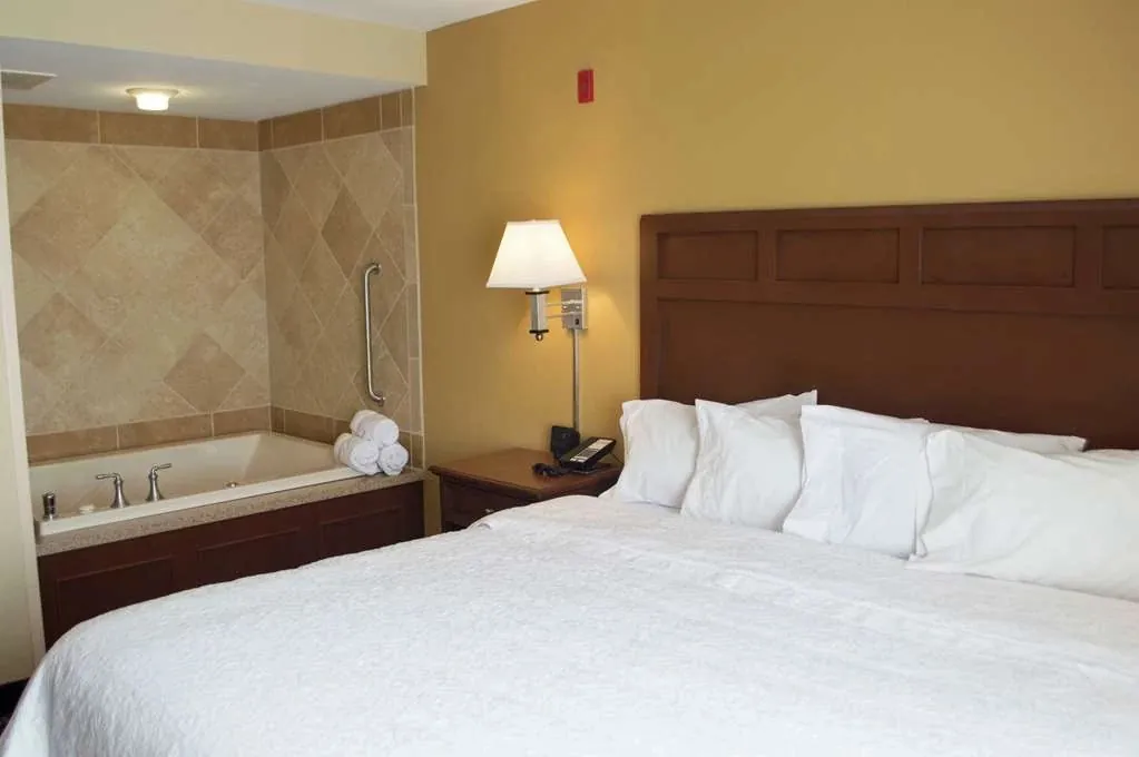 Hampton Inn & Suites Columbia at the University of Missouri, room with private jacuzzi, photo 1