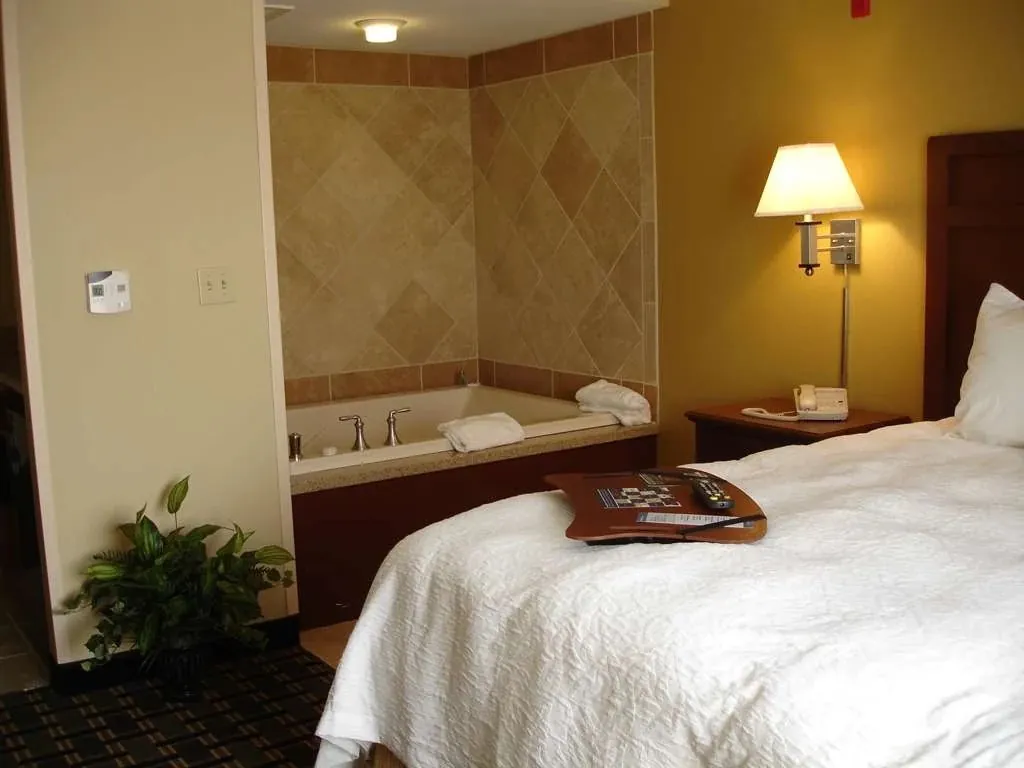 Hampton Inn & Suites Columbia at the University of Missouri, room with private jacuzzi, photo 2