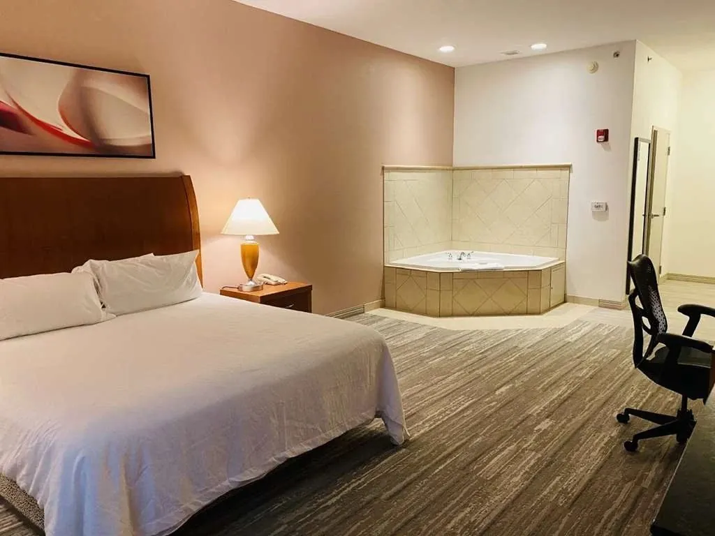 Hilton Garden Inn Columbia, room with private jacuzzi, photo 1