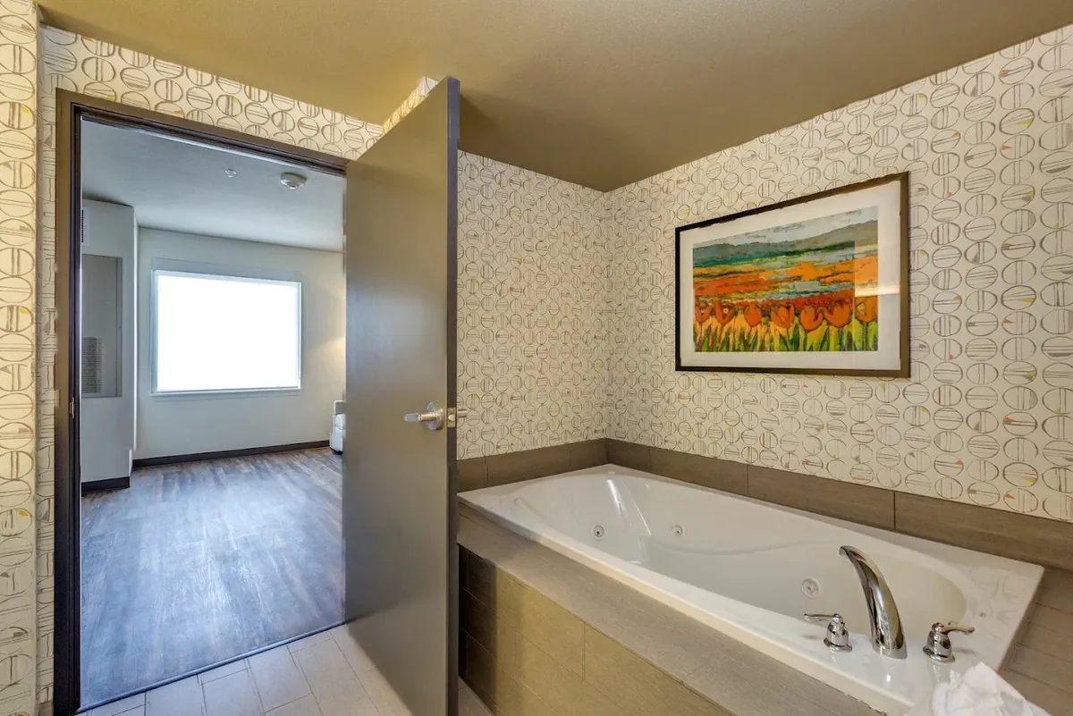 Holiday Inn & Suites Bellingham by IHG, room with private jacuzzi, photo 1
