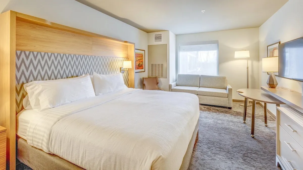 Holiday Inn & Suites Bellingham by IHG, room with private jacuzzi, photo 2