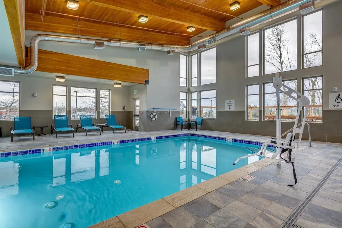 Holiday Inn & Suites Bellingham by IHG, room with private jacuzzi, photo 3