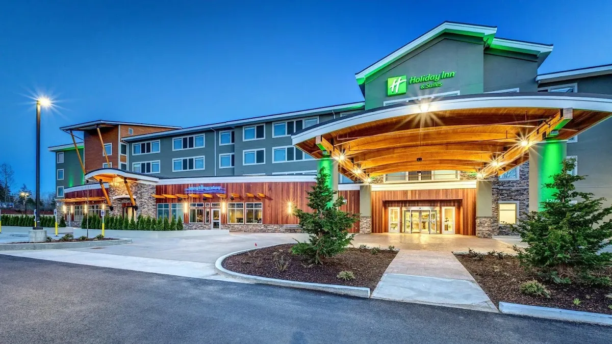 Holiday Inn & Suites Bellingham by IHG, room with private jacuzzi, photo 5