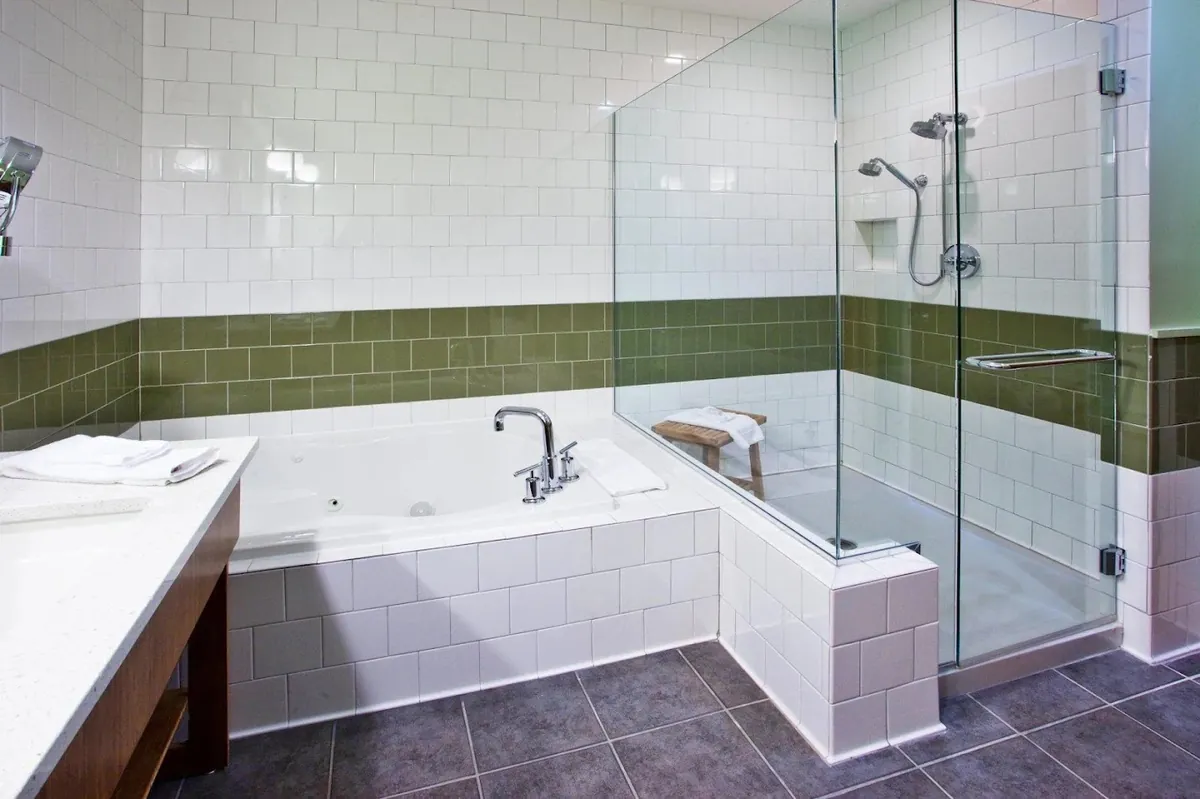 Hotel Indigo Athens Downtown, room with private jacuzzi, photo 1