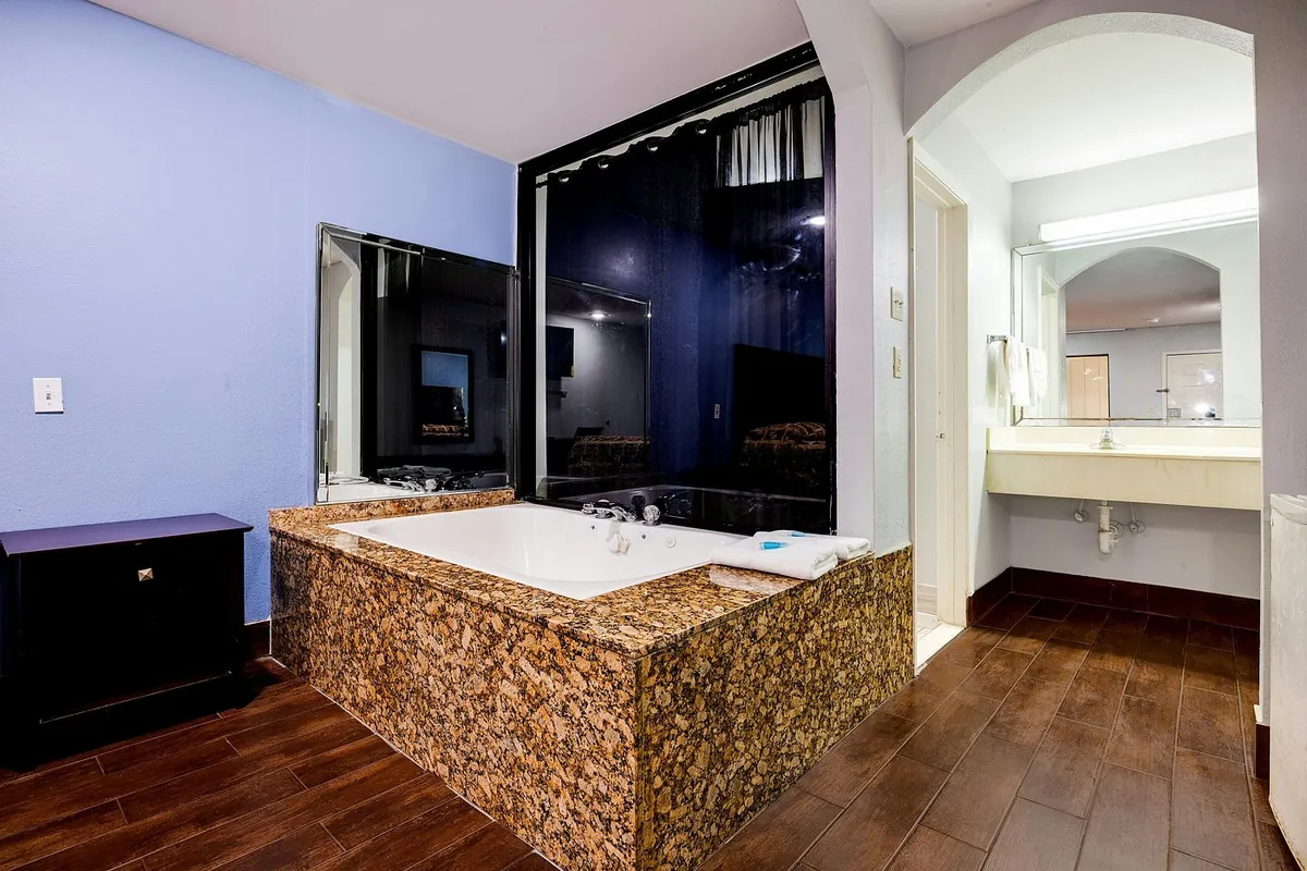 Hotel O Luxury Inn Channelview Baytown I-10, room with private jacuzzi, photo 1