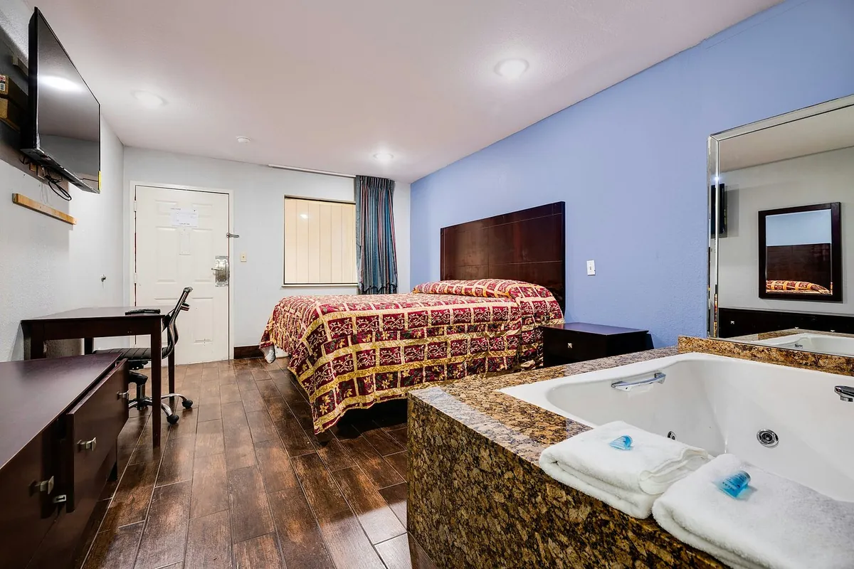 Hotel O Luxury Inn Channelview Baytown I-10, room with private jacuzzi, photo 2
