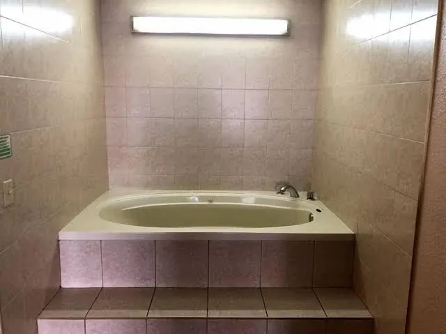 Legacy Inn Sumner, room with private jacuzzi, photo 1