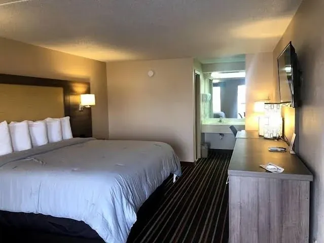Legacy Inn Sumner, room with private jacuzzi, photo 2