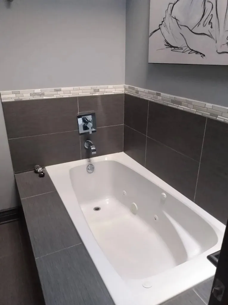 McCormick Place Guest House, room with private jacuzzi, photo 1