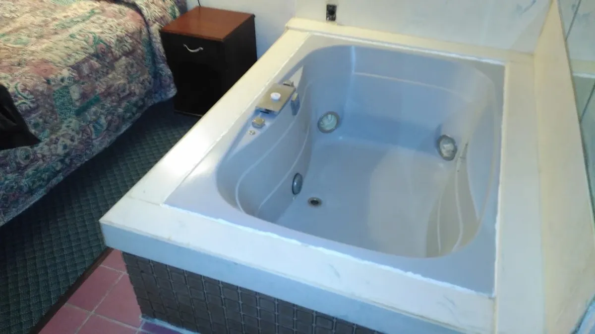 Perimeter Inn - Athens, room with private jacuzzi, photo 1