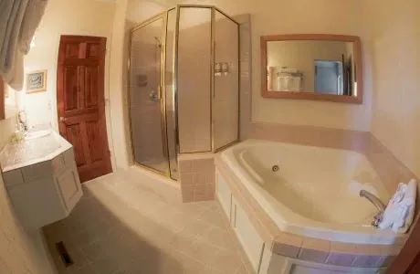 Pine Ridge Inn, room with private jacuzzi, photo 1