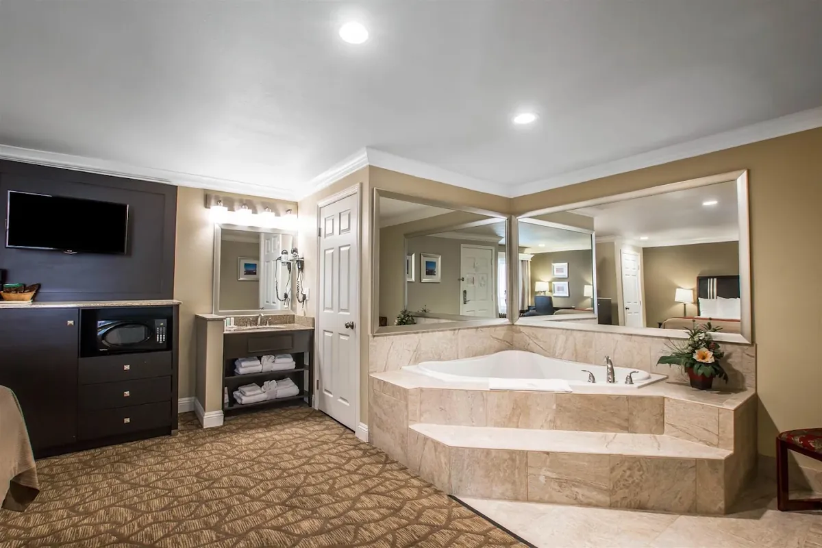 Quality Inn Downey, room with private jacuzzi, photo 1