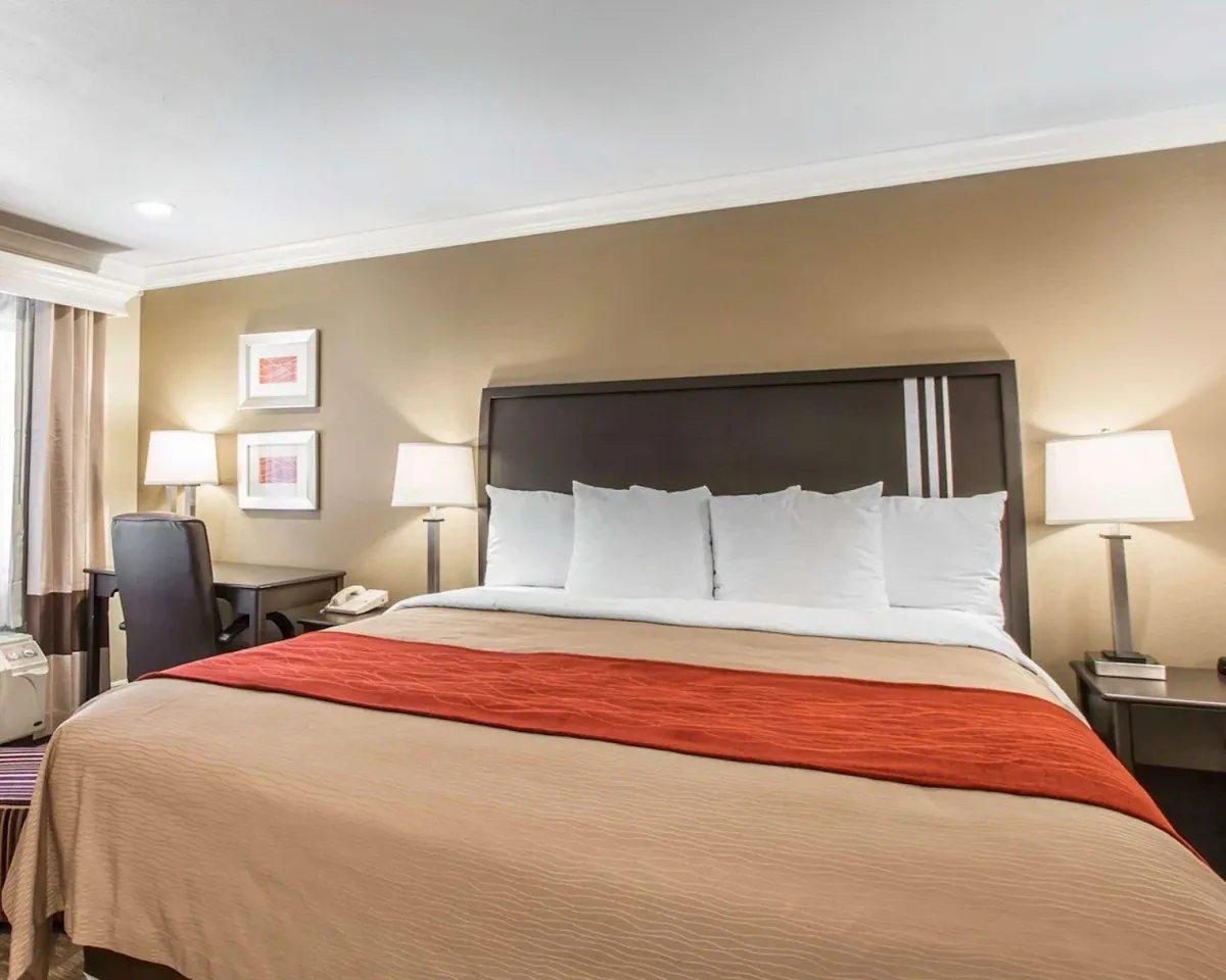 Quality Inn Downey, room with private jacuzzi, photo 2