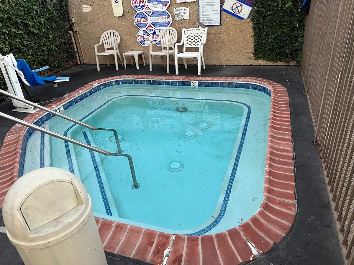 Quality Inn Downey, room with private jacuzzi, photo 3